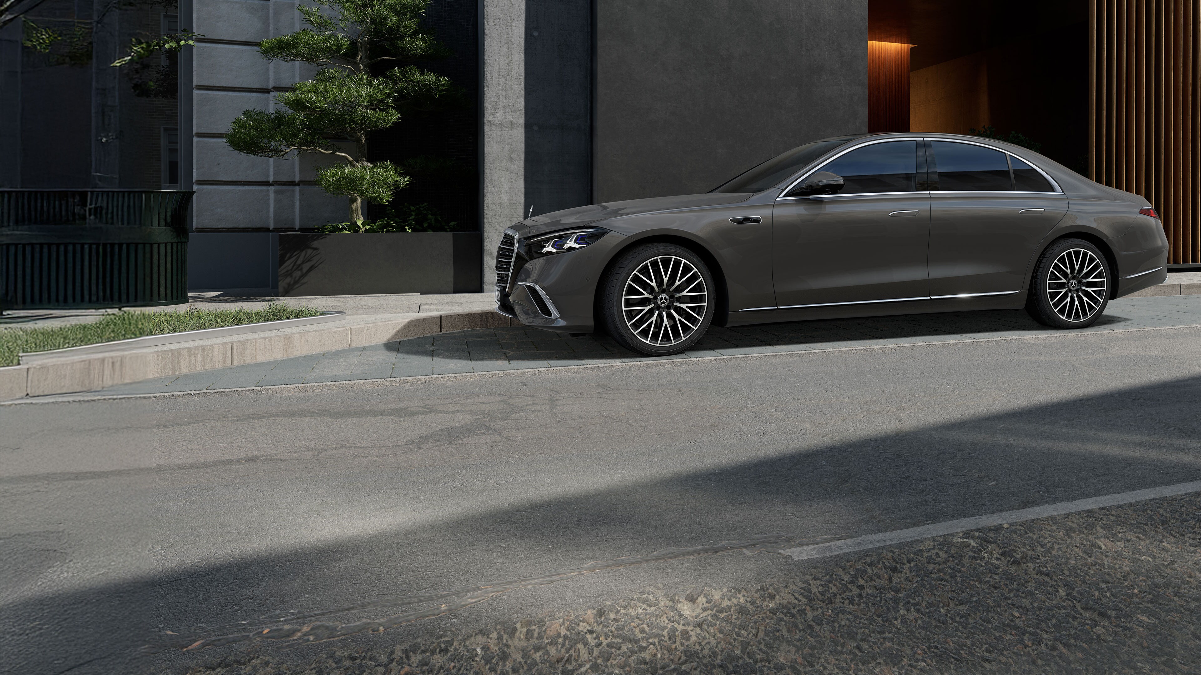 Nuova Classe S di colore girigio con sullo sfondo un'abitazione