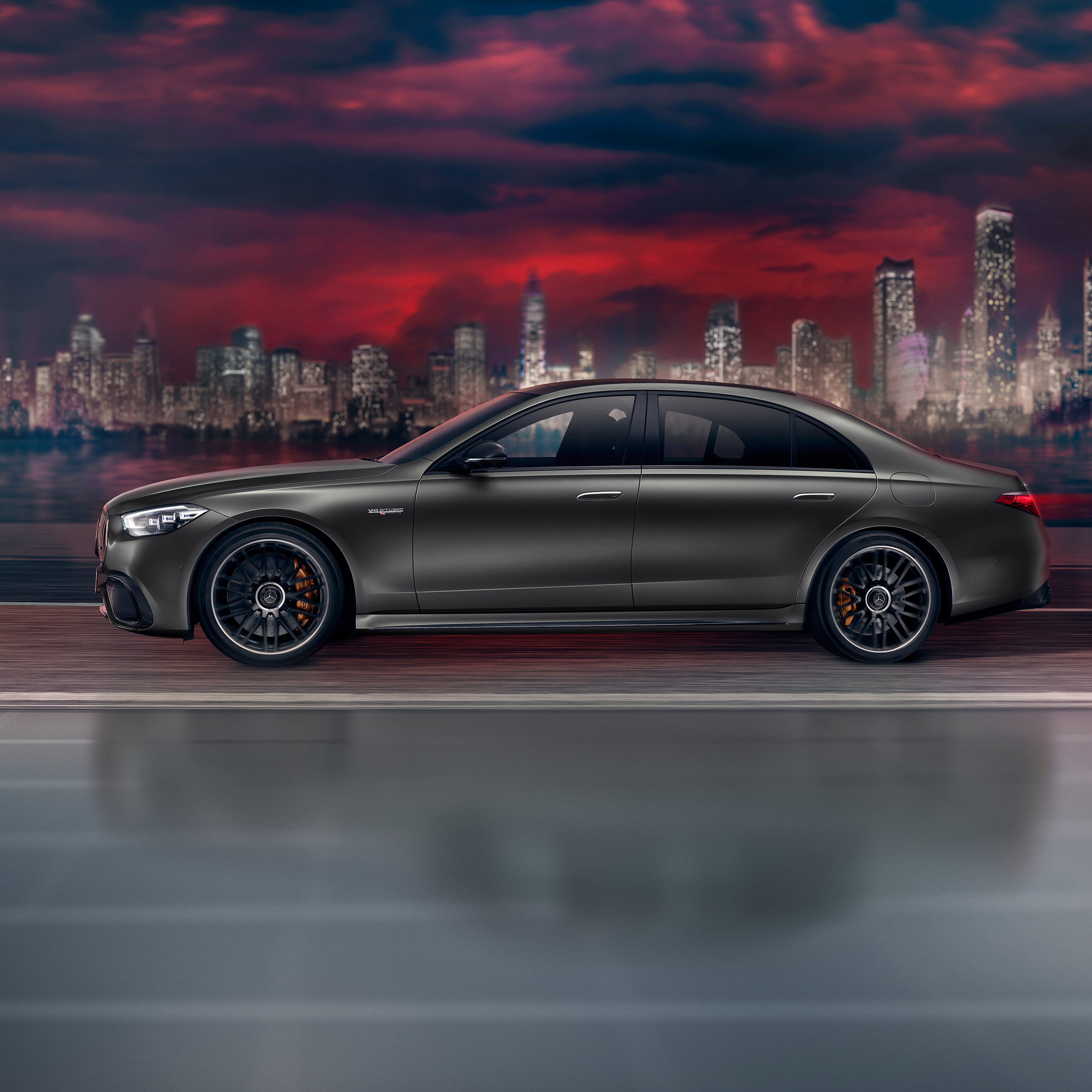 Vista di tre quarti anteriore di Mercedes-AMG S 63 E PERFORMANCE.