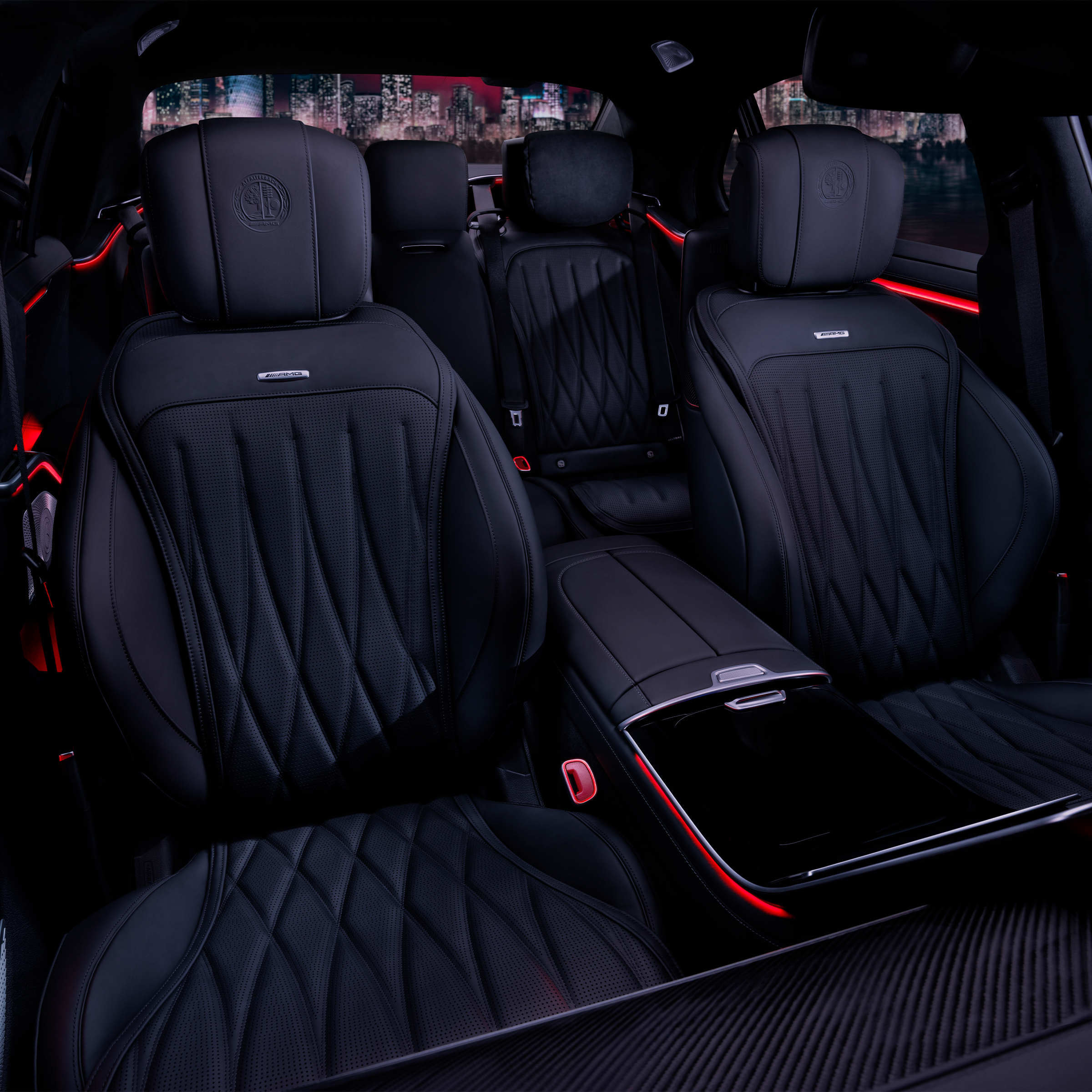 Vista laterale dei sedili anteriori e della plancia della Mercedes-AMG S 63 S E PERFORMANCE.