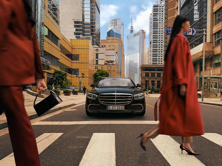 Vista frontale della Mercedes-Benz Classe S Berlina.