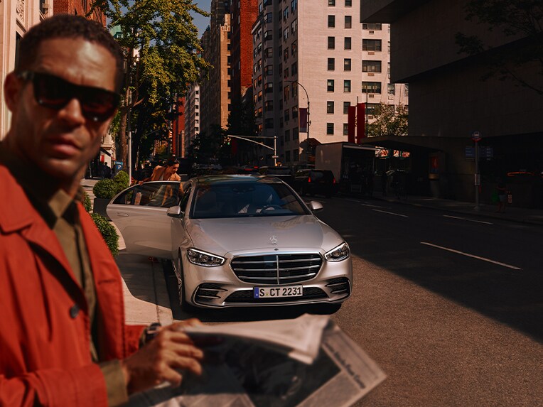 Vista frontale della Mercedes-Benz Classe S Berlina.
