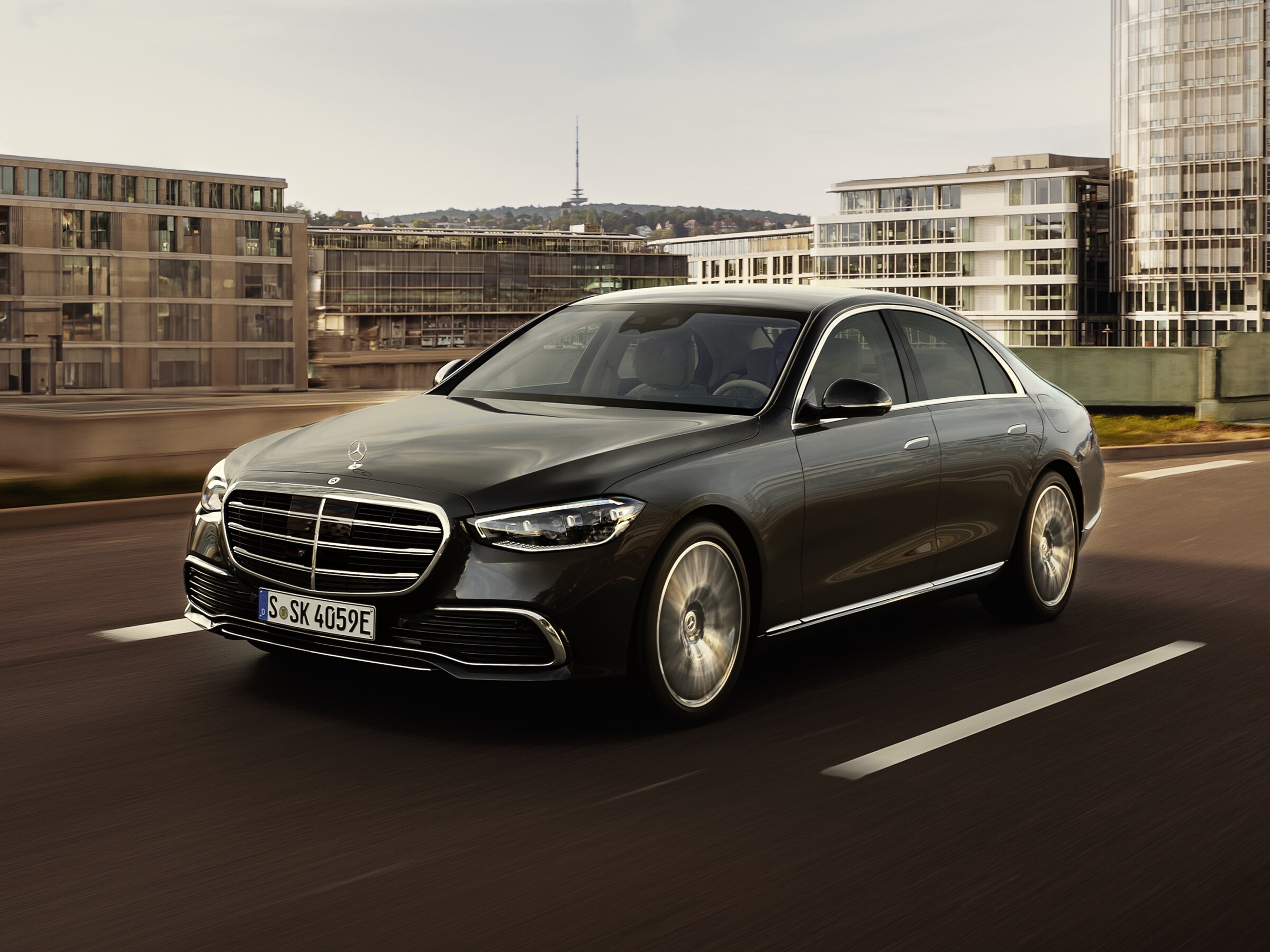 Classe S di colorazione grigia con visione laterale