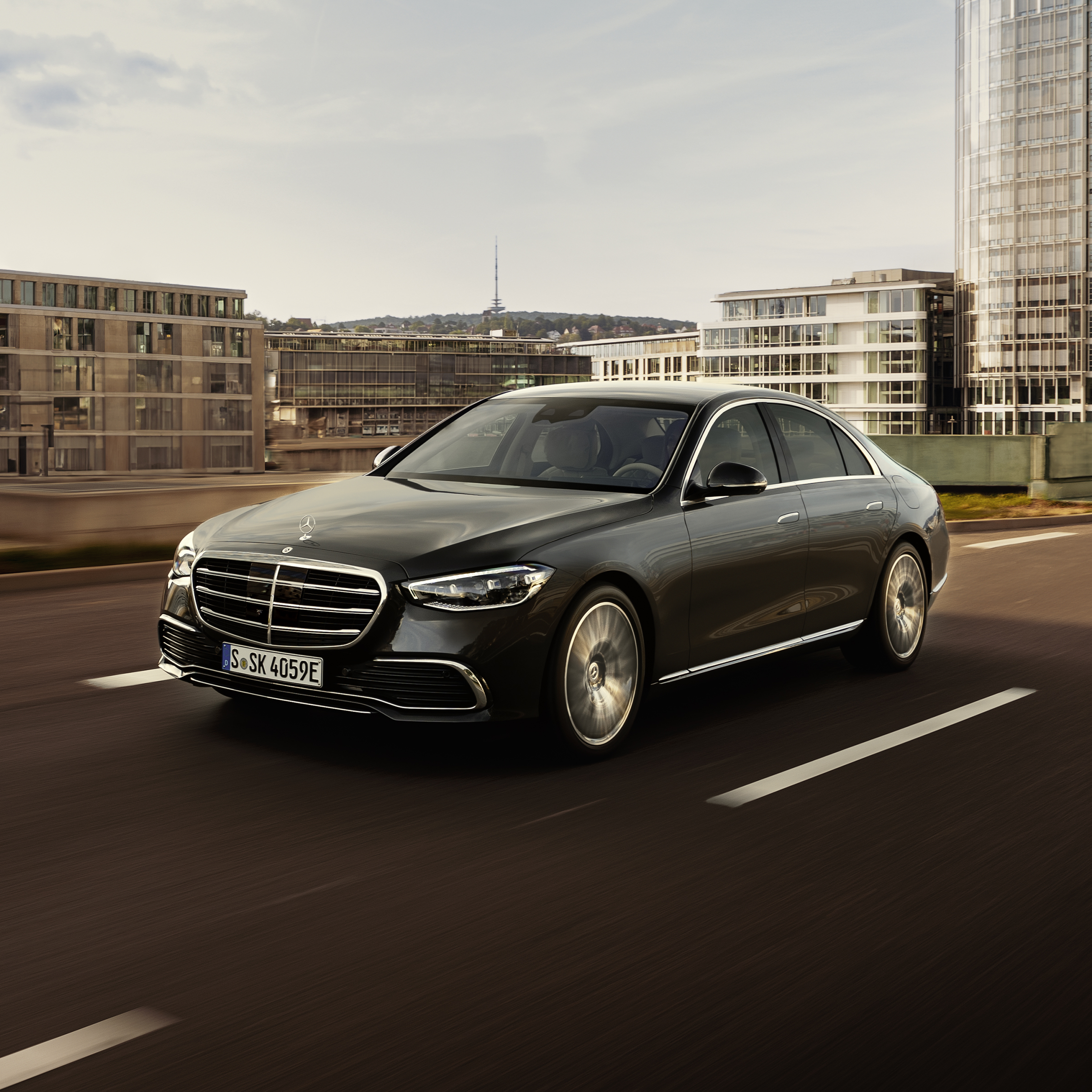 Classe S | Mercedes-Benz Classe S di colorazione grigia con visione laterale