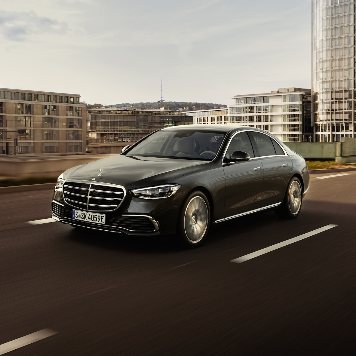Vista laterale della Mercedes-Benz Classe S Berlina.