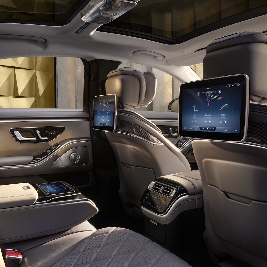 Il vano posteriore della Mercedes-Benz Classe S Berlina con consolle centrale Business continua.