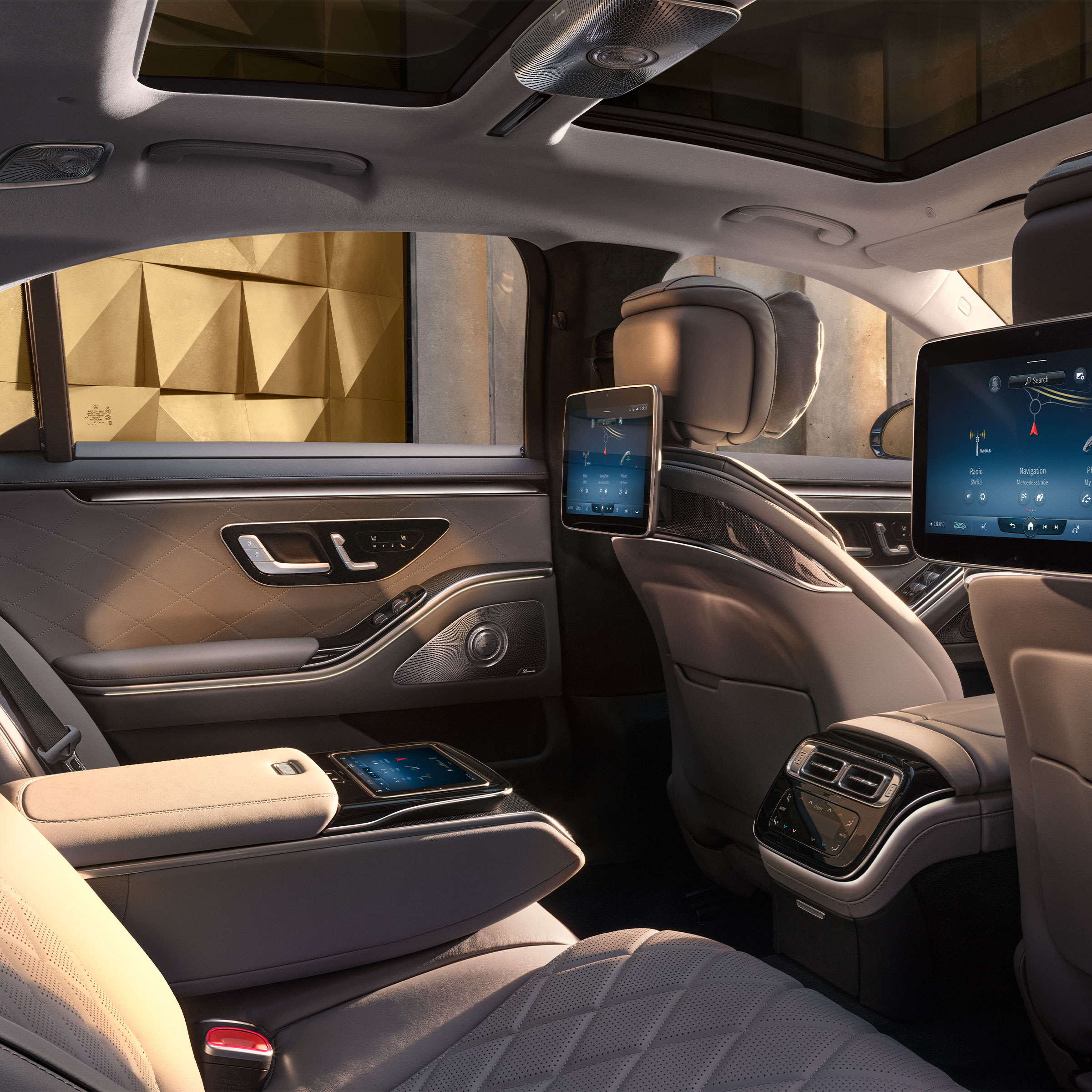 Il vano posteriore di Mercedes-Benz Classe S con consolle centrale Business continua.