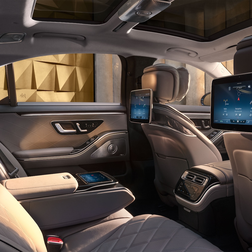 Il vano posteriore di Mercedes-Benz Classe S con consolle centrale Business continua.