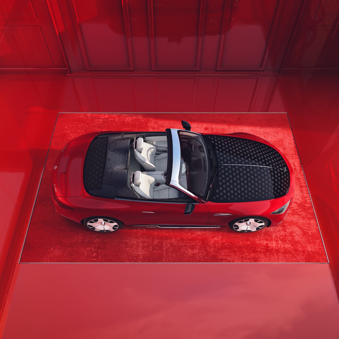 Vista dall’alto della Mercedes-Maybach SL 680 Monogram Series aperta con il design concept “Red Ambience”.