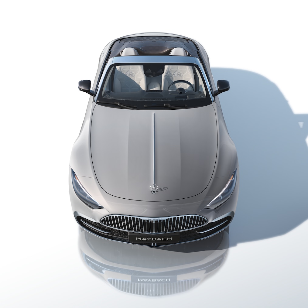 Vista frontale dall’alto della Mercedes-Maybach SL 680 Monogram Series aperta con il design concept “White Ambience”.