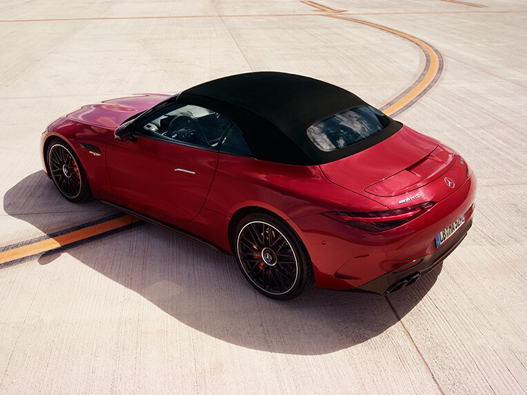 Mercedes-AMG SL Roadster da una prospettiva posteriore.