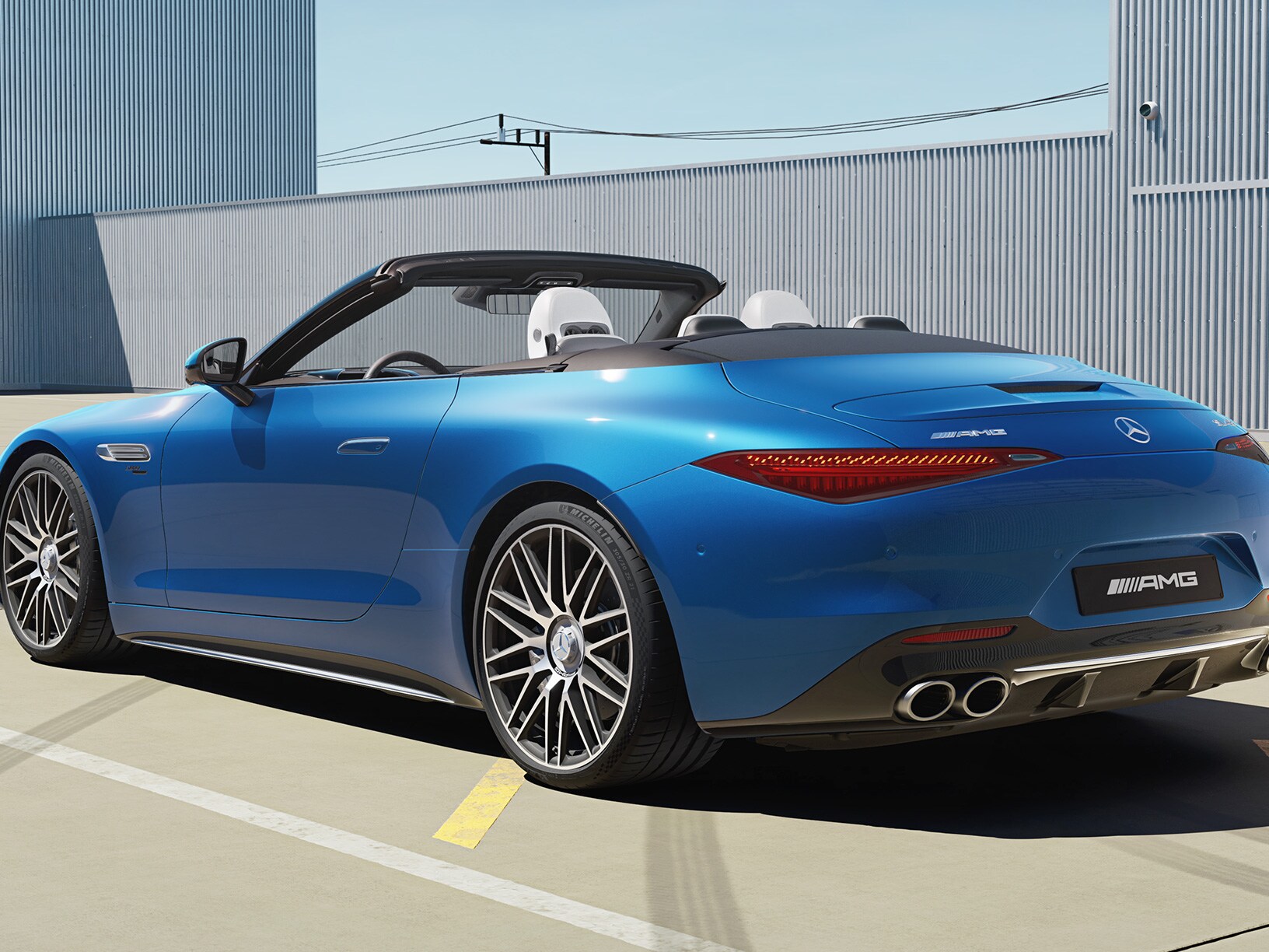 Una vista della Mercedes-AMG SL di lato 