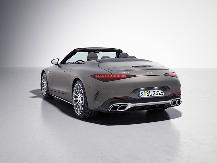 La Mercedes-AMG SL 63 S E PERFORMANCE con pacchetto aerodinamico AMG.