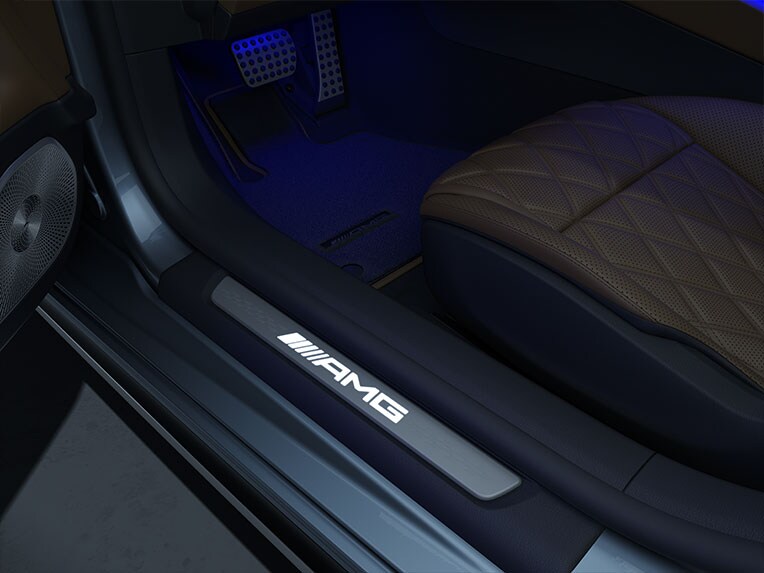 Le modanature di accesso AMG della Mercedes-AMG SL 63 S E PERFORMANCE.