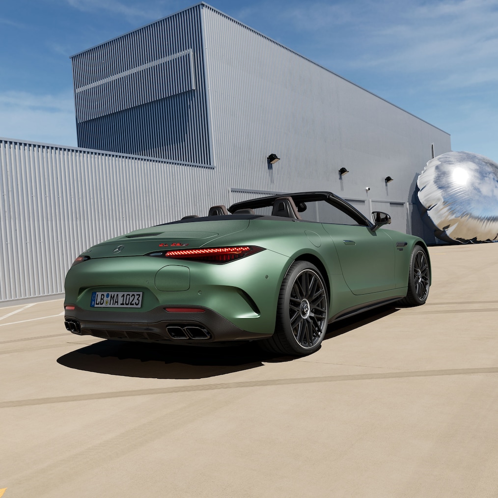 Mercedes-AMG SL 63 S E PERFORMANCE con capote aperta, vista dall'alto o descrizione dell'asse posteriore sterzante AMG.