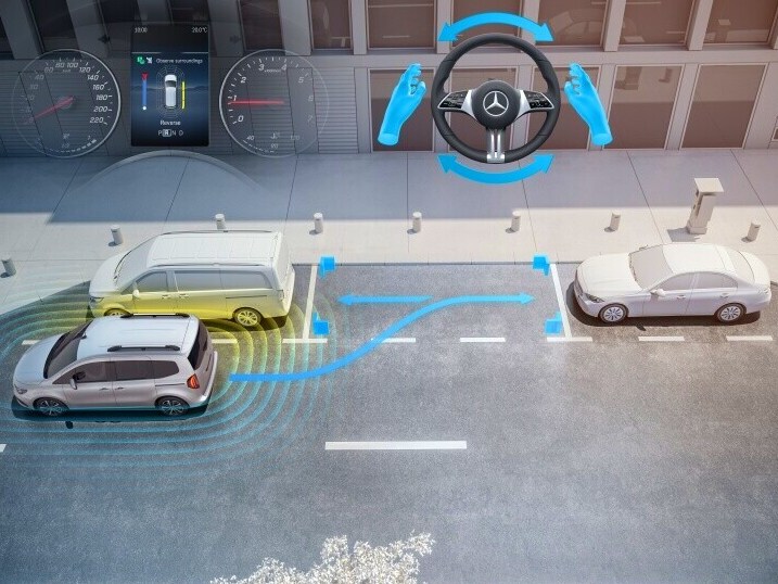 Manovra con il sistema di assistenza al parcheggio attivo di Mercedes-Benz Classe T.