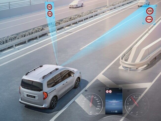 Sistema di riconoscimento automatico dei segnali stradali a bordo di Mercedes-Benz Classe T.