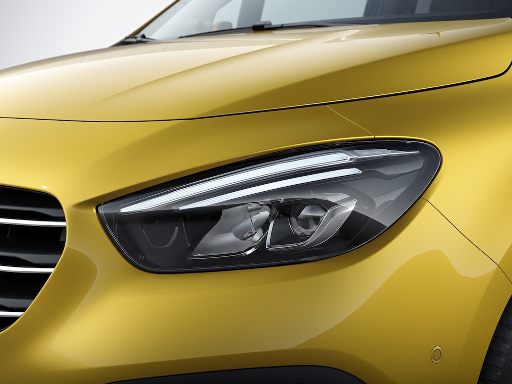 L'immagine mostra un primo piano dei fari a LED High Performance.