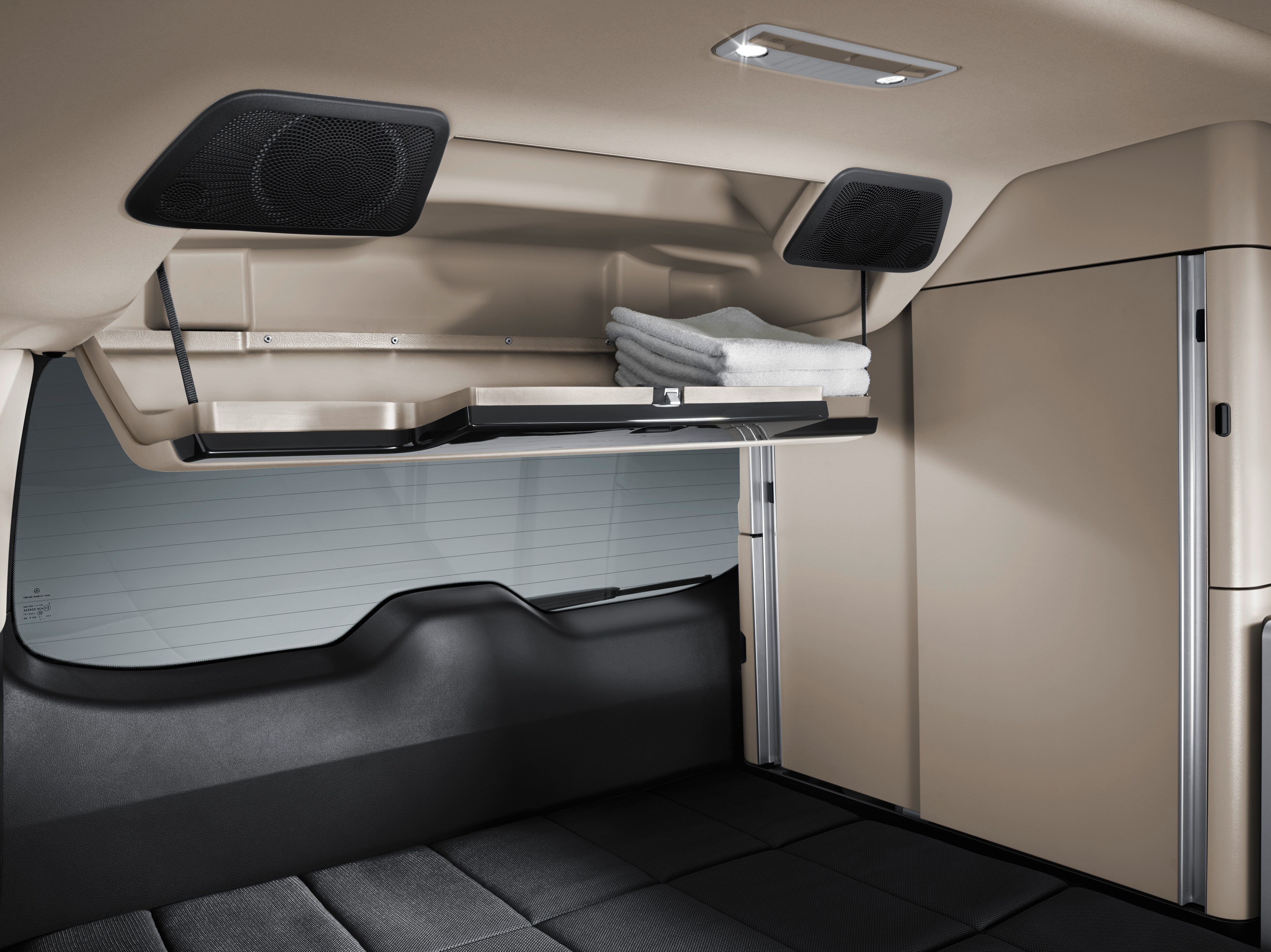 Il Mercedes-Benz Marco Polo con vano portaoggetti sul tetto, che offre un comodo spazio in alto.