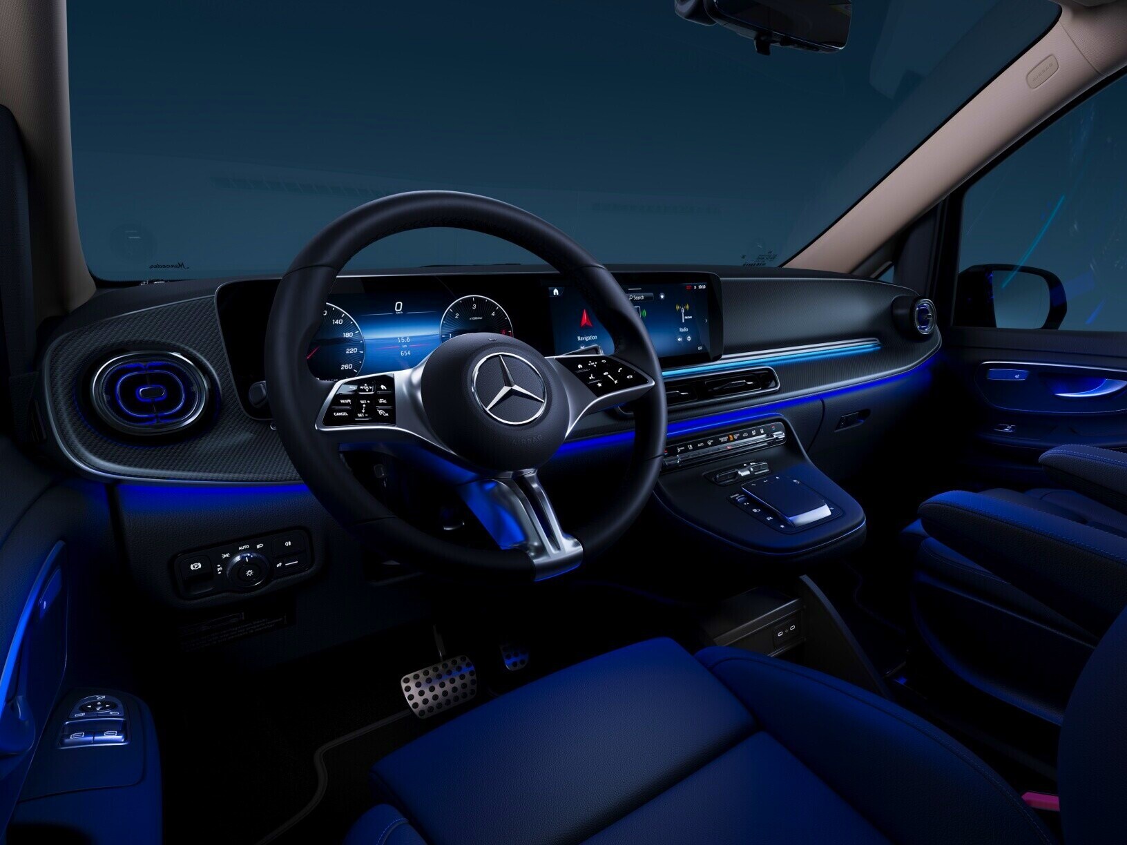 Illuminazione di atmosfera in 64 colori nella Classe V Marco Polo Mercedes-Benz.