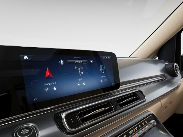 L'autoradio digitale (DAB) estende le funzionalità del sistema multimediale con un Receiver digitale che riceve i programmi radiofonici trasmessi in digitale terrestre negli standard DAB e DAB+.