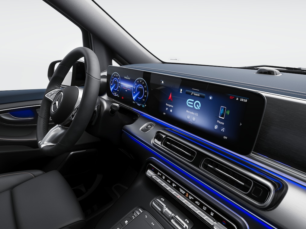 Con la plancia con display widescreen, il quadro strumenti e il display multimediale si fondono in un’unica unità visiva sotto una superficie in vetro continua.