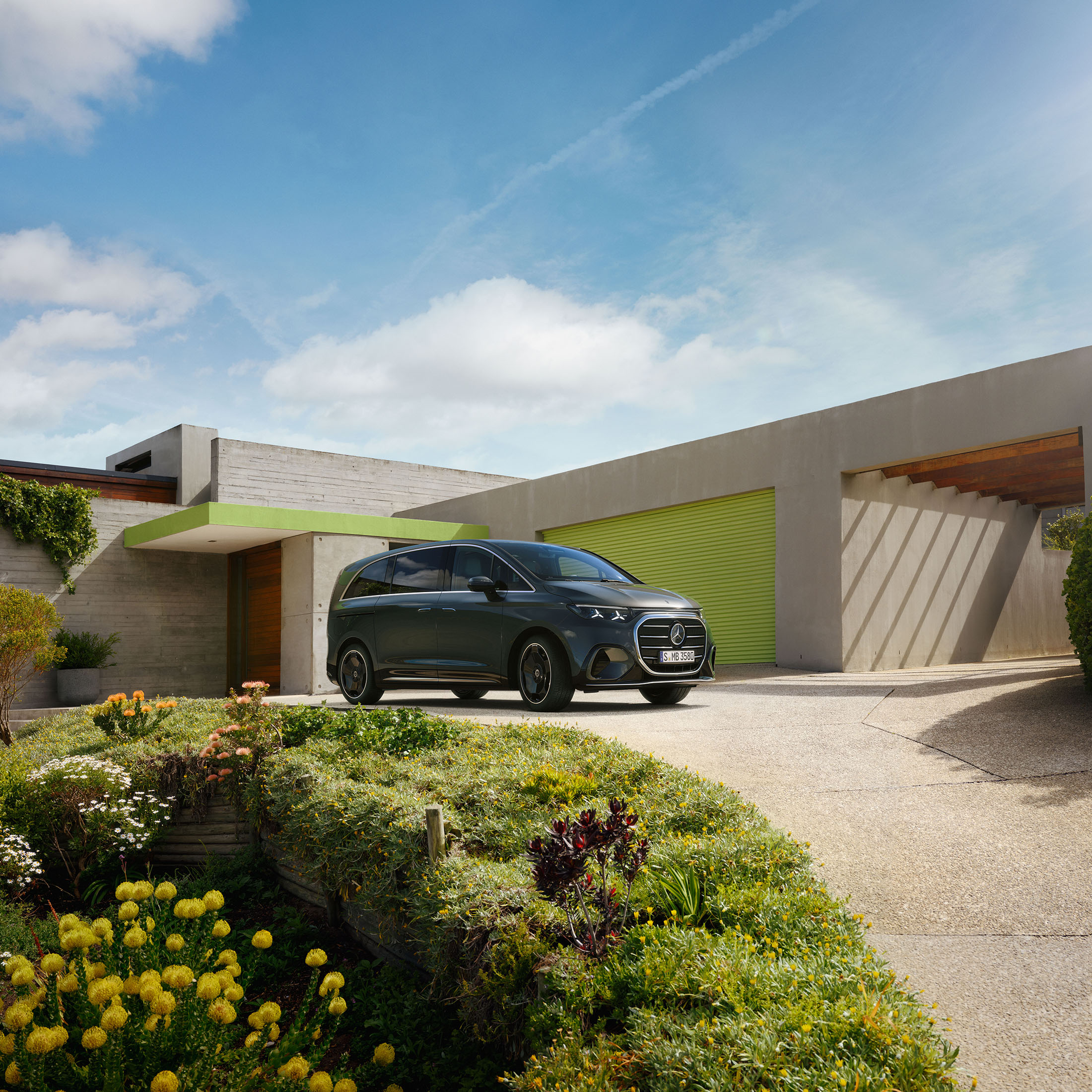 Nuova VLE coperta da un drappo blu