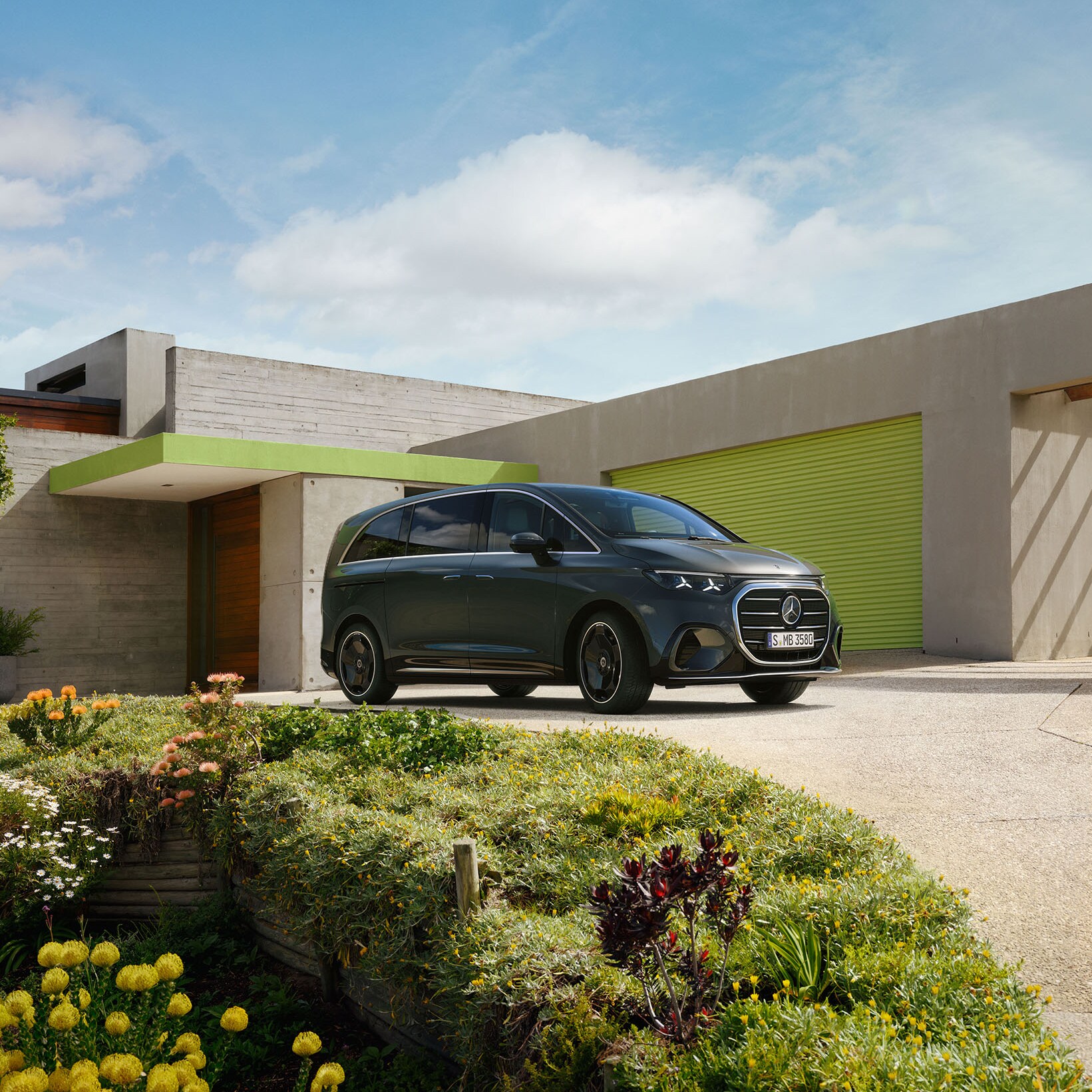 Nuova VLE coperta da un drappo blu