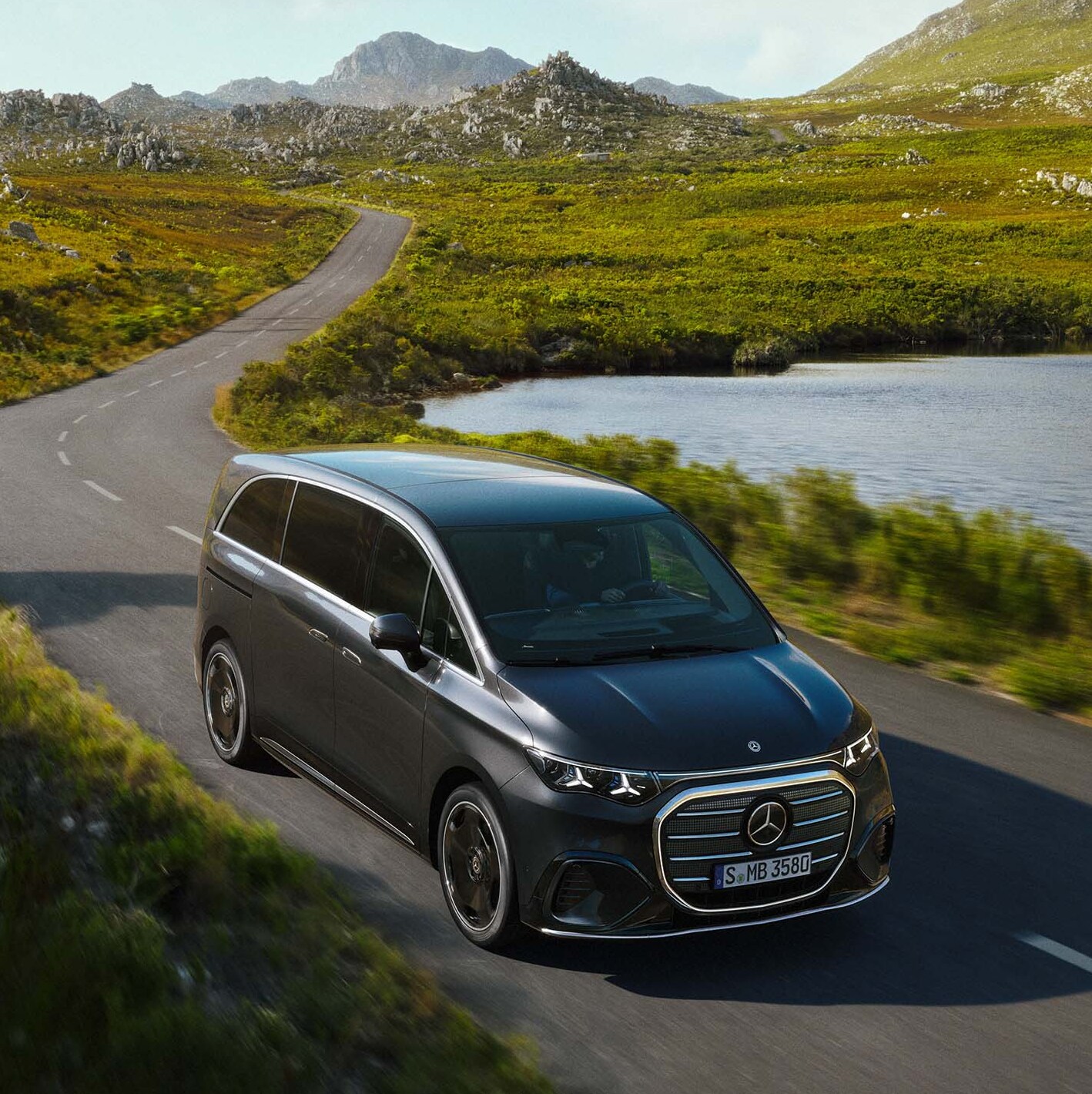 Classe A e GLA con sullo sfondo dei palazzi