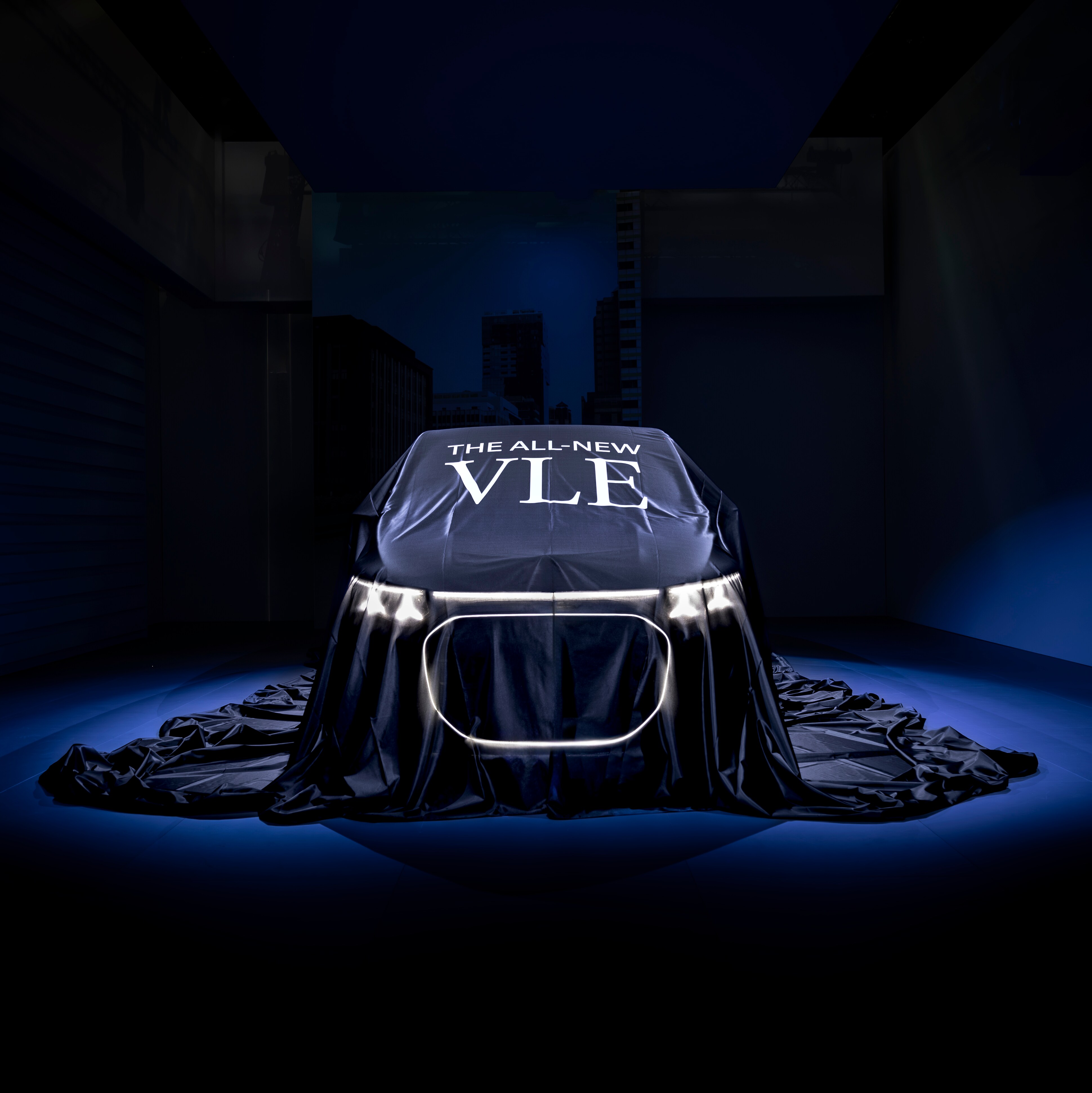 Nuova VLE coperta da un drappo blu