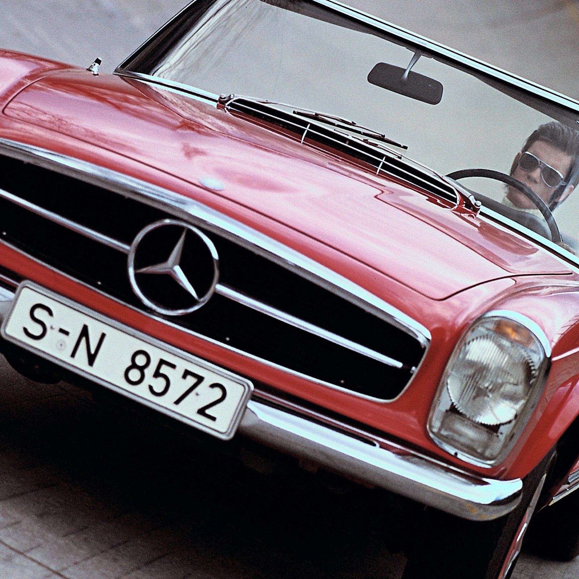 Mercedes-Benz 300 SL con vista frontale