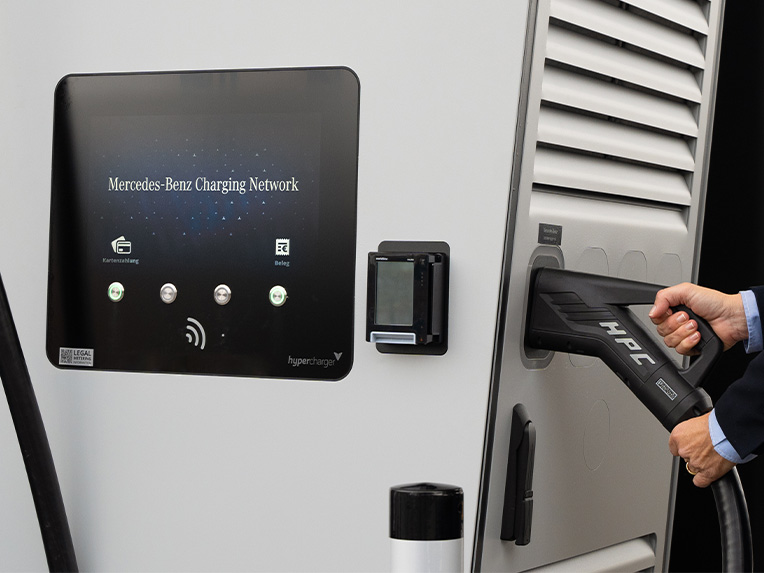 Opzioni di ricarica | Mobilità elettrica | Mercedes-Benz Una stazione della rete di ricarica Mercedes-Benz in funzione. La mobilità elettrica di Mercedes-Benz.