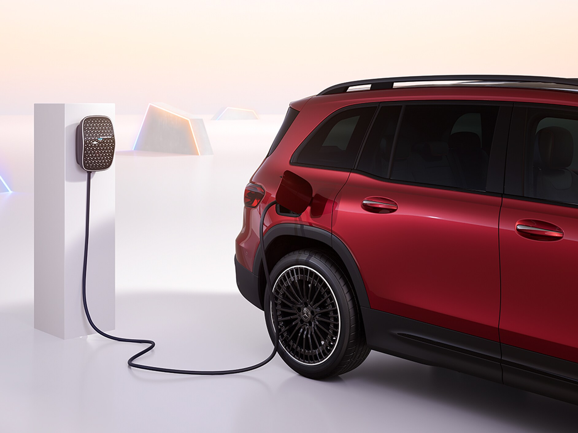 L'auto elettrica EQB in ricarica a una Mercedes-Benz Wallbox.