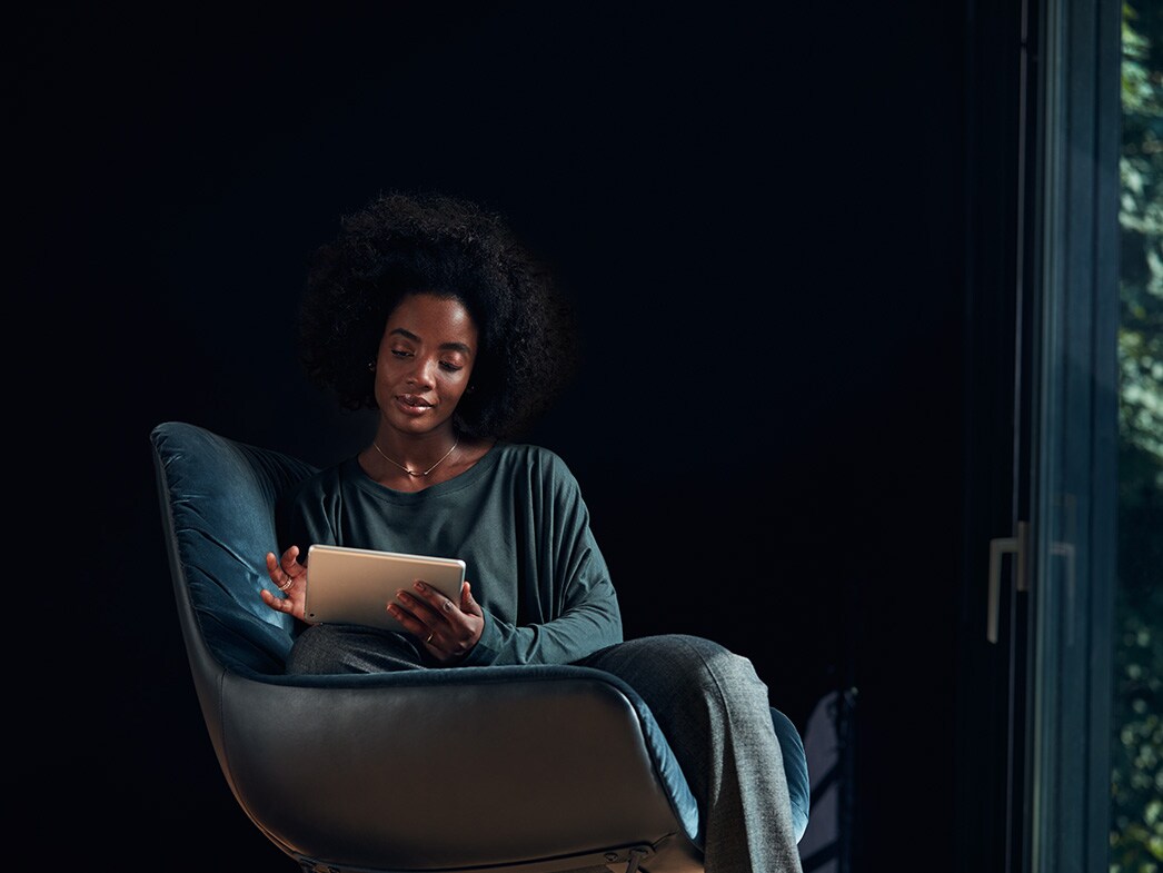 Una donna con un tablet in mano
