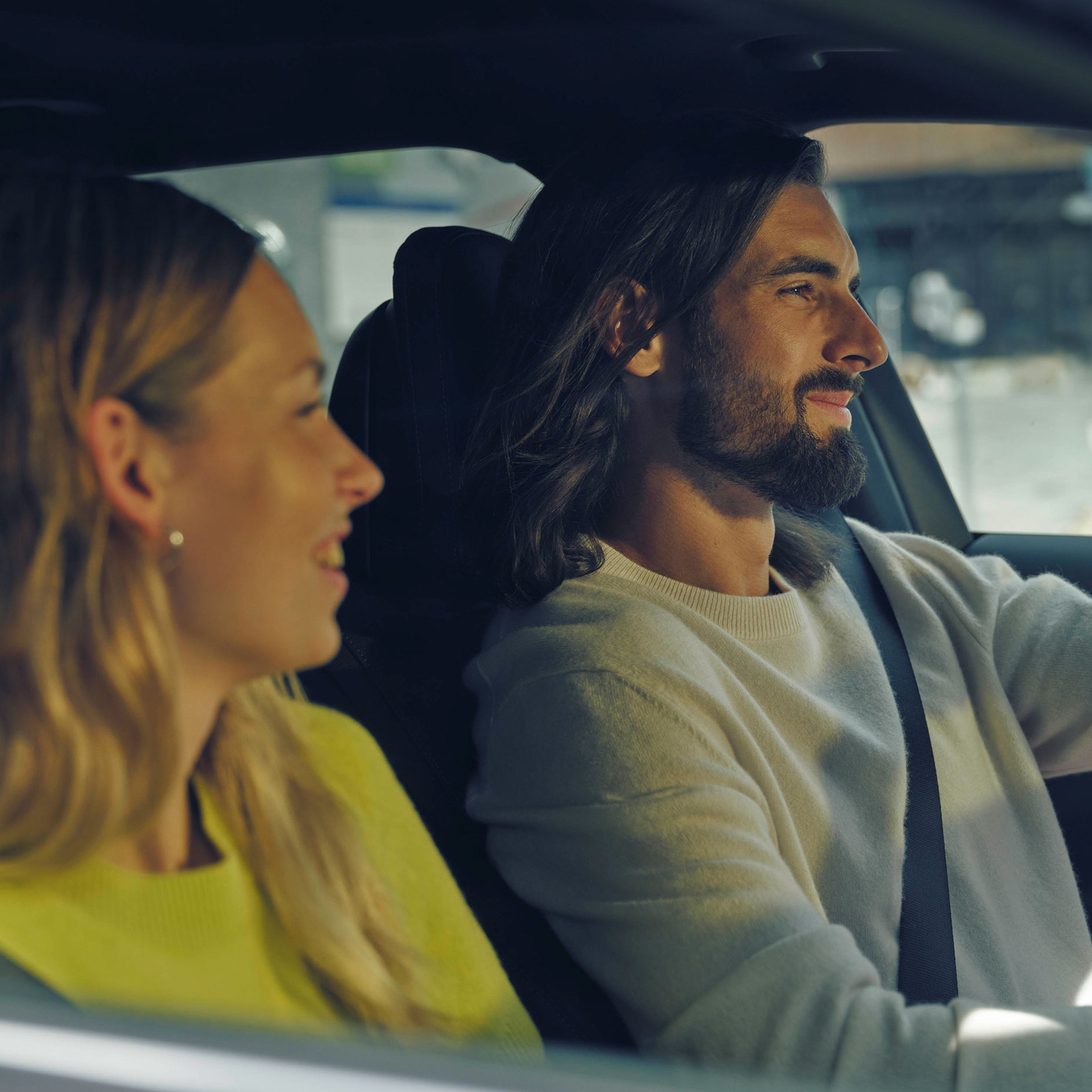 Noleggio | Finanziamento | Financial Services | Mercedes-Benz Due persone con un bambino davanti a un'auto Mercedes-Benz.