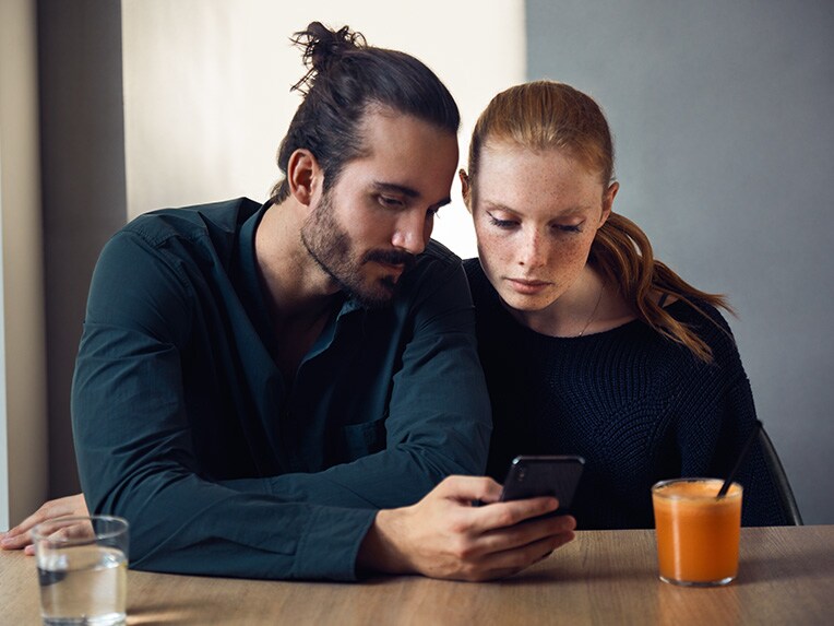 Due persone con uno smartphone.