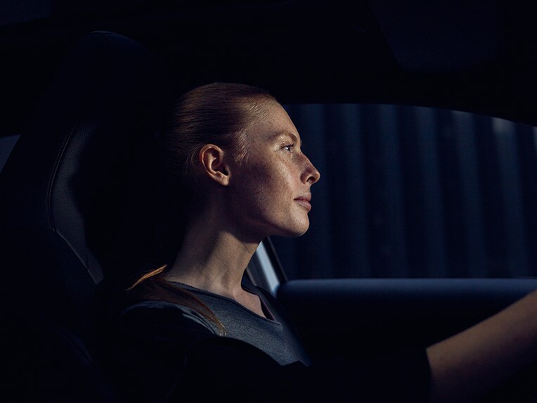 Una persona al volante di una Mercedes-Benz.