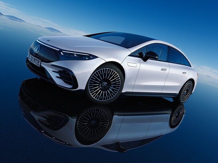 EQS di Mercedes-Benz da una prospettiva di tre quarti anteriore.