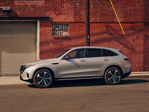 EQC di Mercedes-Benz da una prospettiva laterale.
