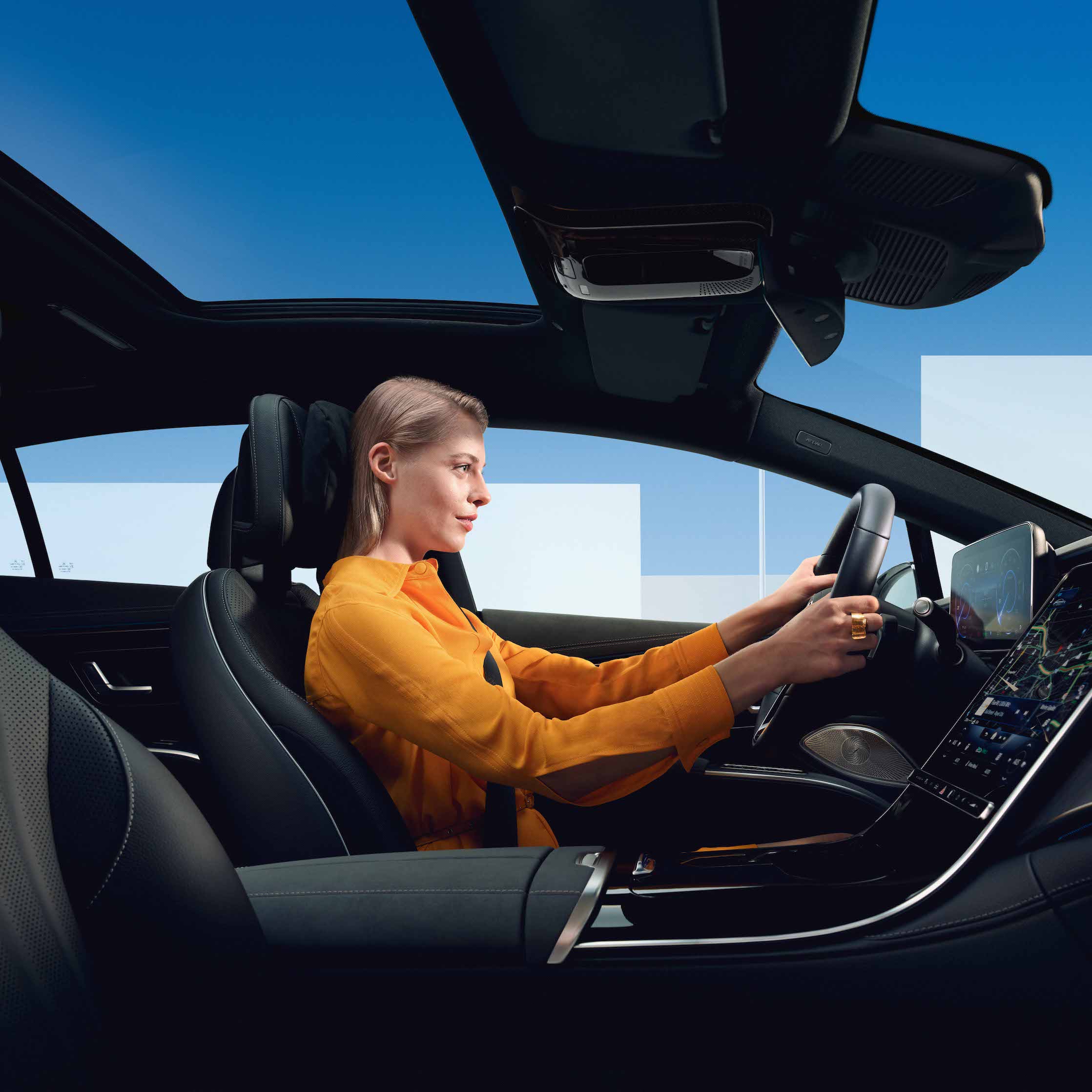 Garanzia di mobilità Mobilo | Mercedes-Benz Una donna seduta all'interno di una Mercedes Benz.