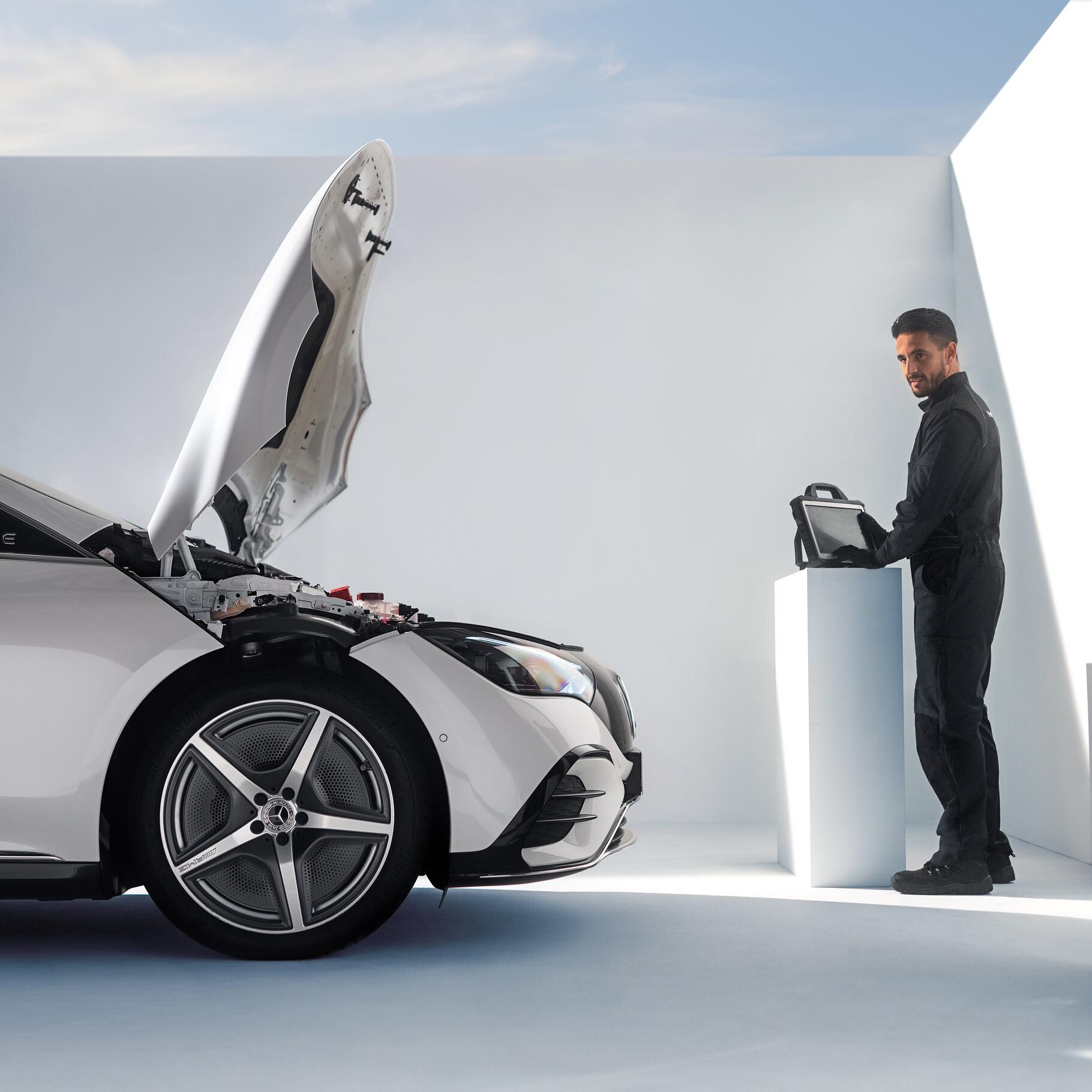 Meccanico che effettua un controllo su una Mercedes-Benz elettrica