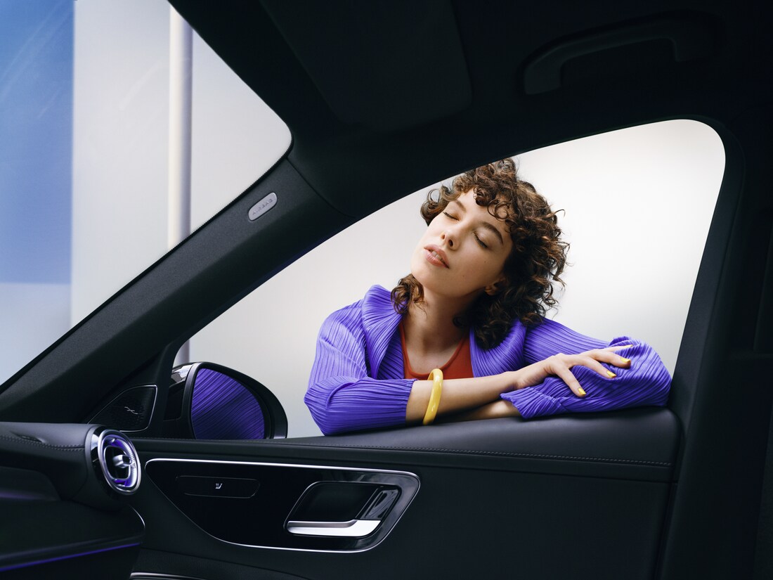 Una donna si gode la sua Mercedes-Benz pulita.