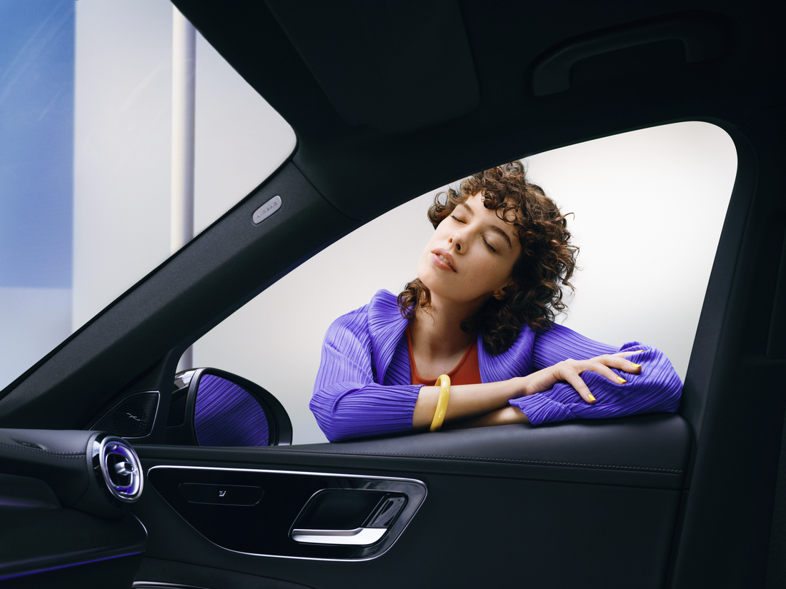 Mercedes-Benz | Prodotti originali per la pulizia Una donna si gode la sua Mercedes-Benz pulita.