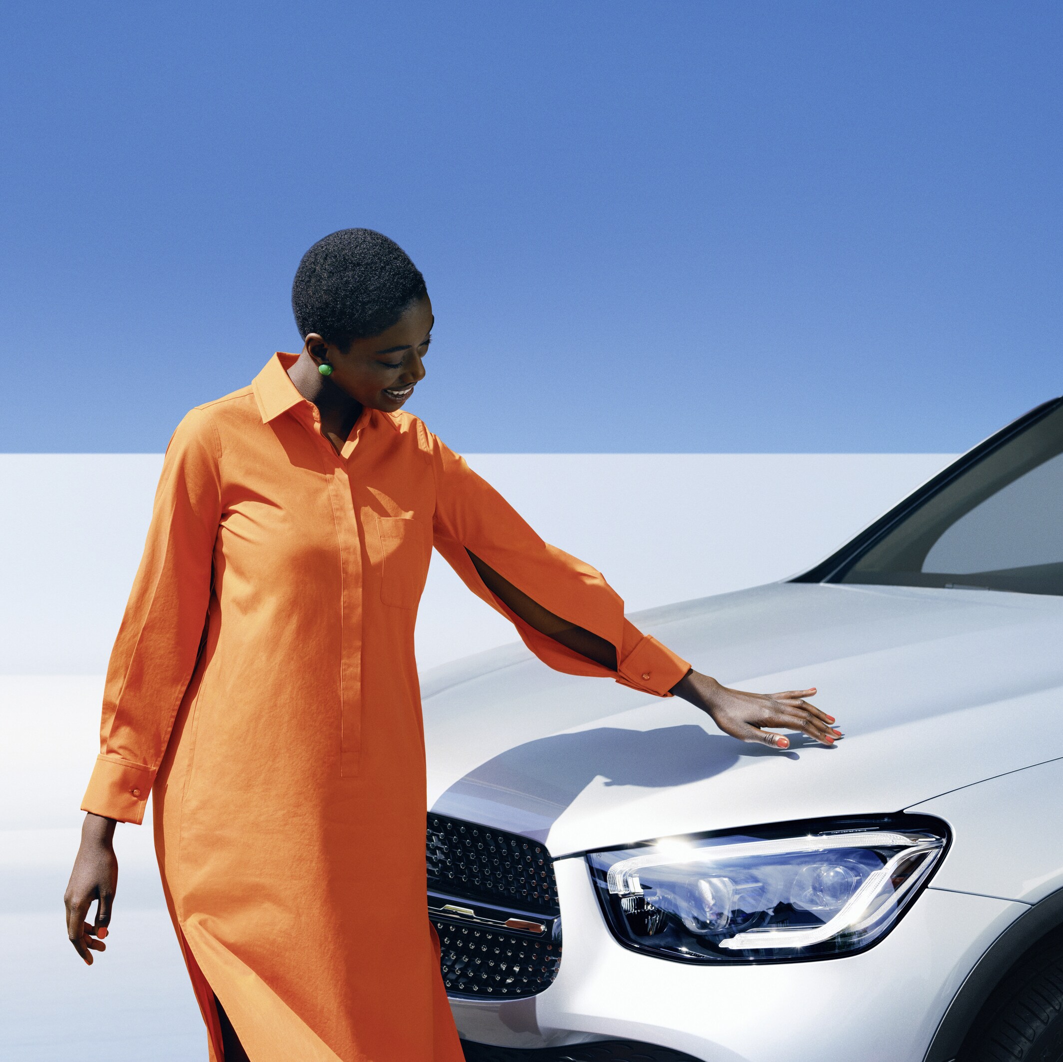 Una donna ispeziona la sua Mercedes-Benz.