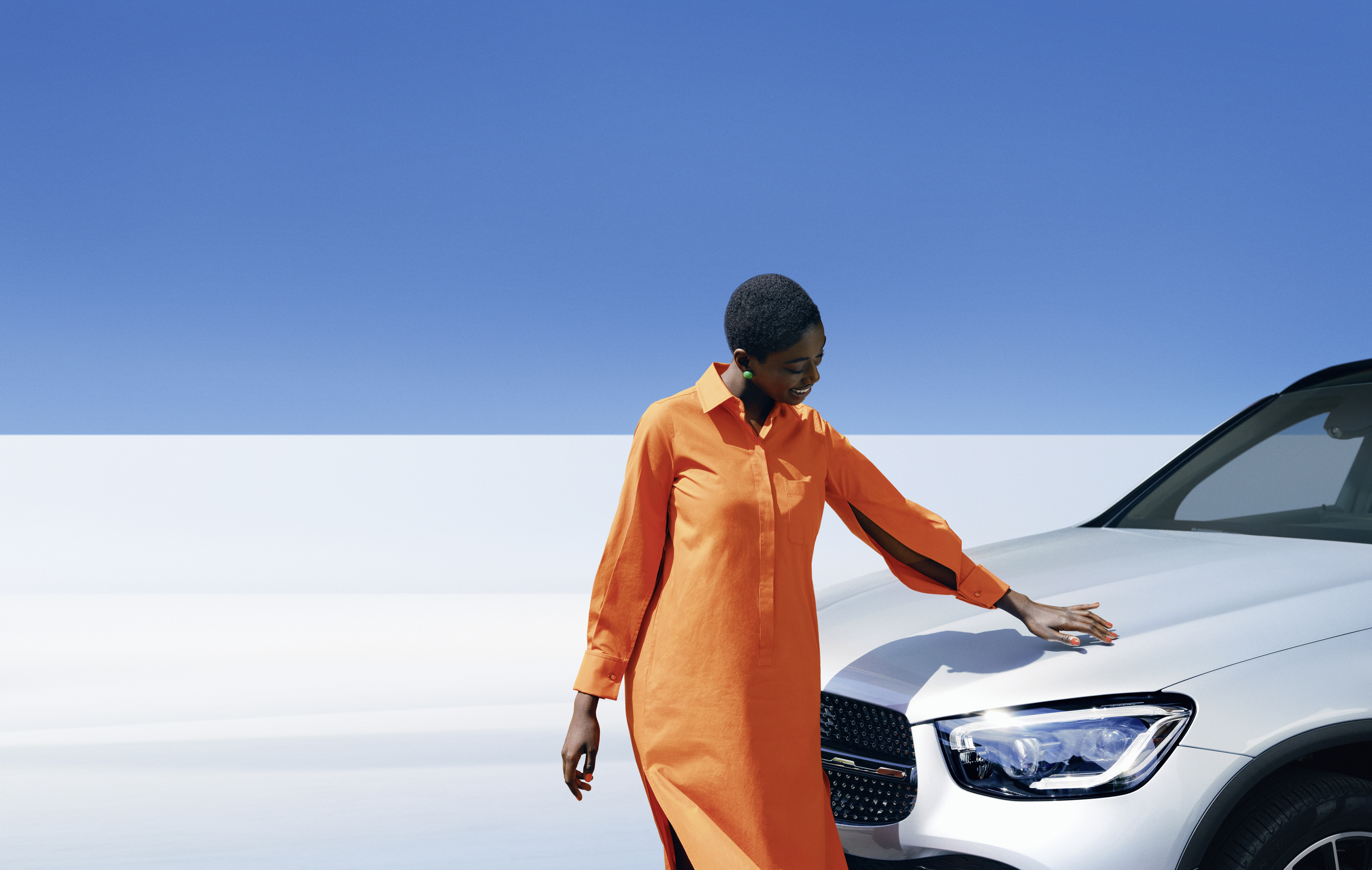 Originali Car Care | Mercedes-Benz Una donna ispeziona la sua Mercedes-Benz.
