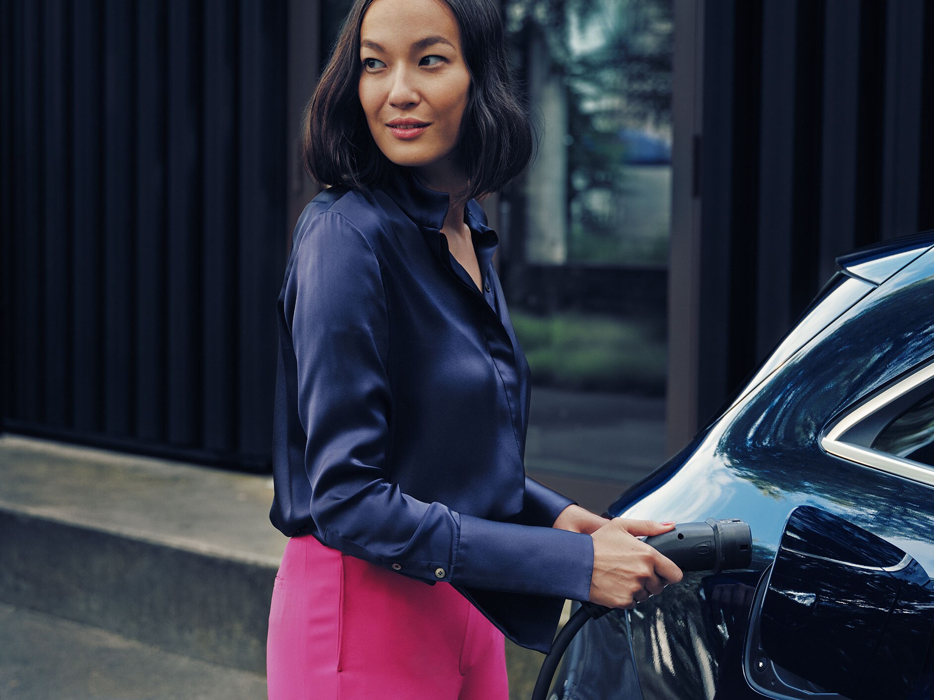 Una persona che ricarica la propria Mercedes-Benz presso un wallbox Mercedes-Benz.