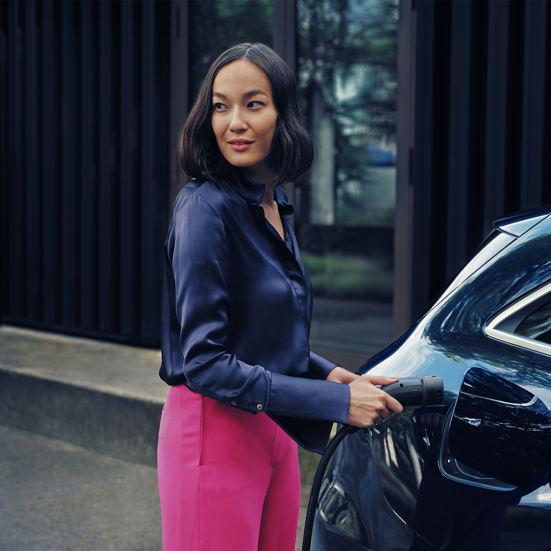 Utilizzo | Ricarica | Mercedes-Benz Una persona che ricarica la propria Mercedes-Benz presso un wallbox Mercedes-Benz.