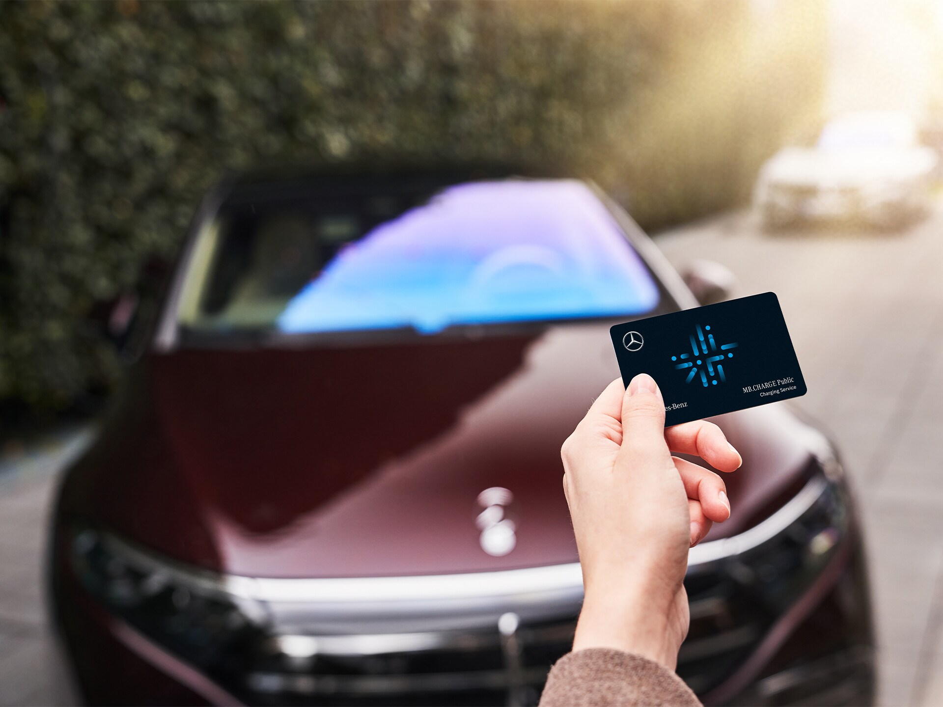 Persona con la scheda del MB.Charge Public