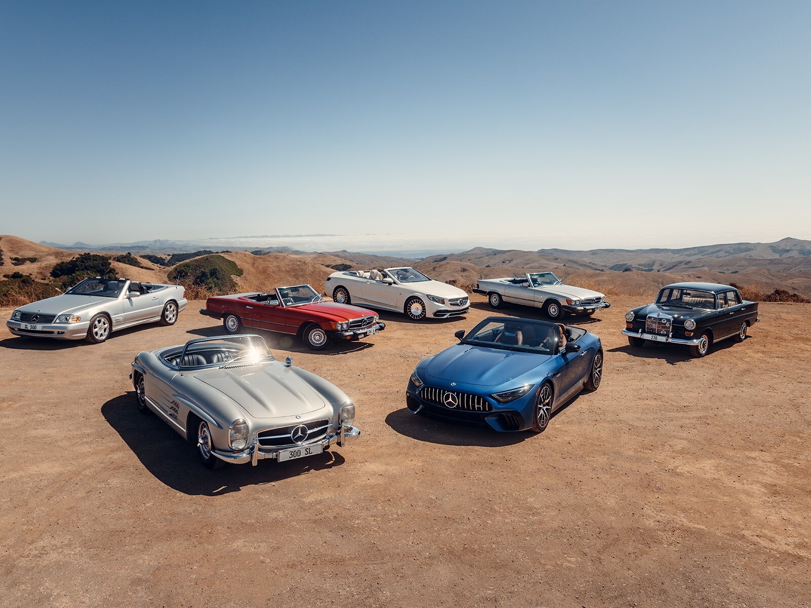 Alcuni modelli Mercedes-Benz Classic in un deserto.