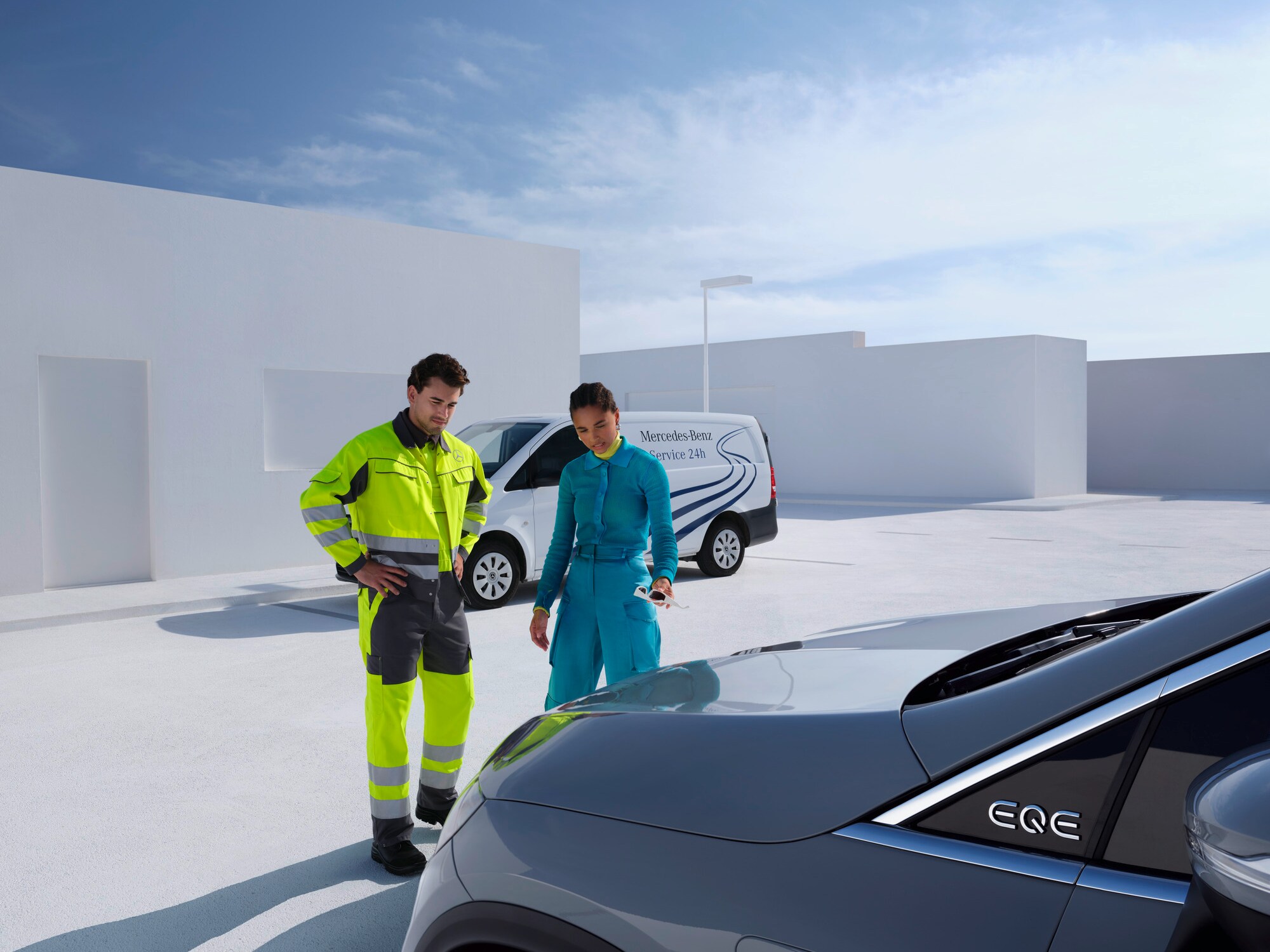 Una persona del servizio assistenza Mercedes-Benz Service24 fornisce una consulenza a un cliente davanti a un'auto Mercedes-Benz.