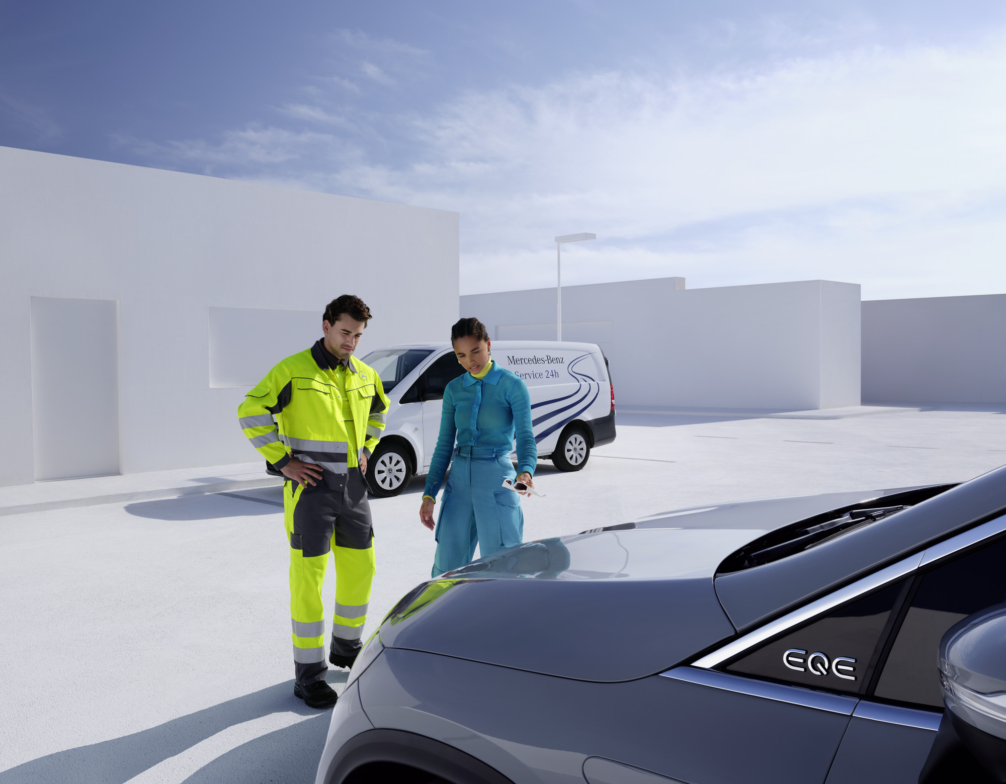 Assistenza stradale | Mercedes-Benz Una persona del servizio assistenza Mercedes-Benz Service24 fornisce una consulenza a un cliente davanti a un'auto Mercedes-Benz.